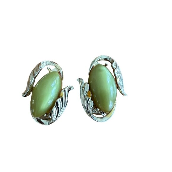 Vintage Clip-On Earrings With Green Stone & Leaf Design Unique Rare Find - Picture 2 of 7